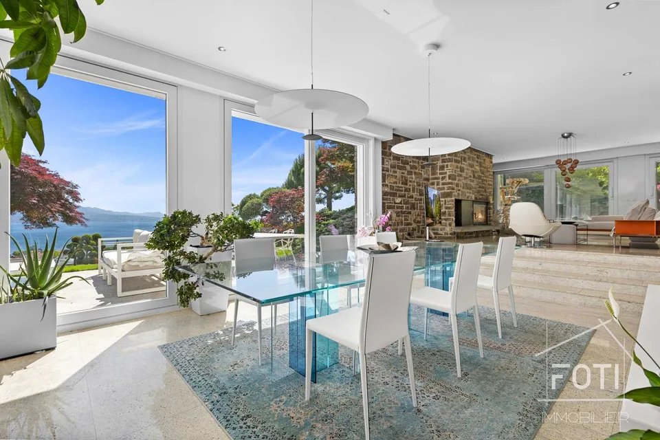 Superb high-end duplex with 5.5 rooms, garden, and private pool.