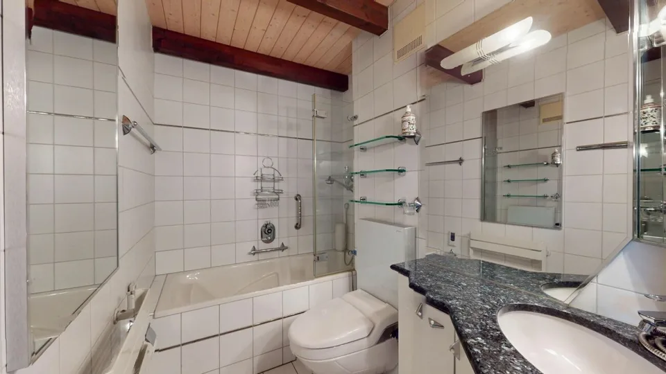 Bright 4.5-room attic apartment with loft character