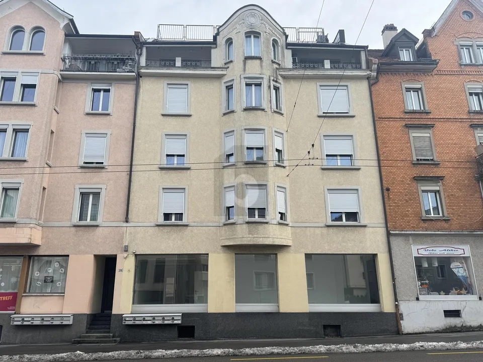 AN TOP LAGE MIT GROSSEM SCHAUFENSTER