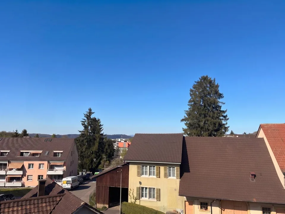 Geräumige 4.5-Zimmer-Dachwohnung mit lichtdurchflutetem Ambiente in Frenkendorf - ideal für Familien oder WG