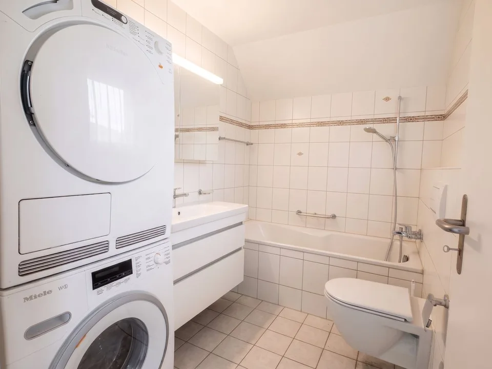 Geräumige 4.5-Zimmer-Dachwohnung mit lichtdurchflutetem Ambiente in Frenkendorf - ideal für Familien oder WG
