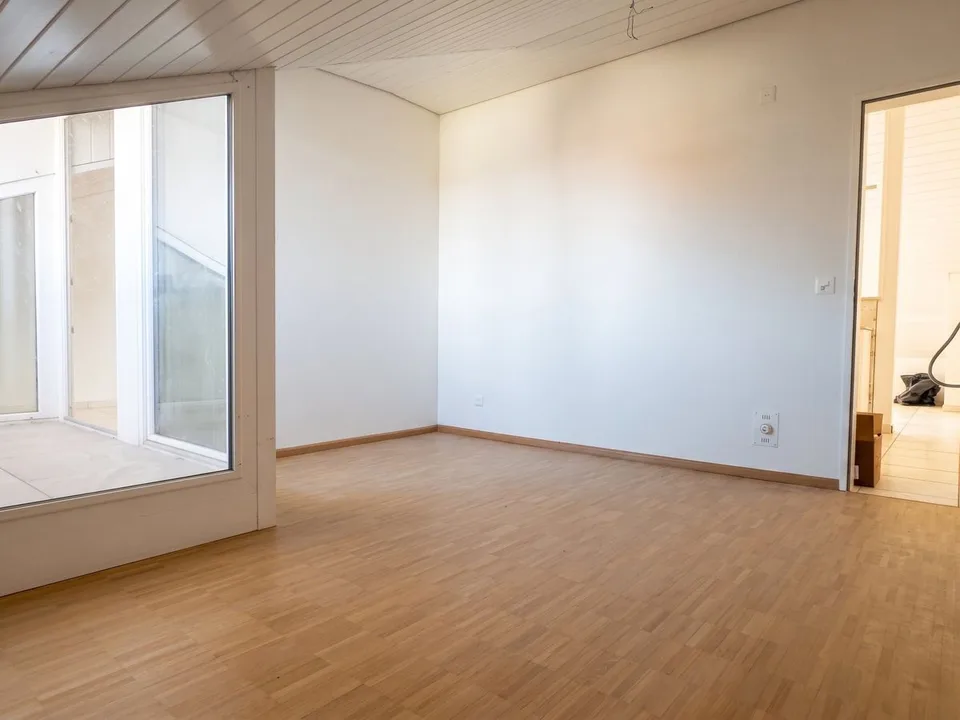 Geräumige 4.5-Zimmer-Dachwohnung mit lichtdurchflutetem Ambiente in Frenkendorf - ideal für Familien oder WG