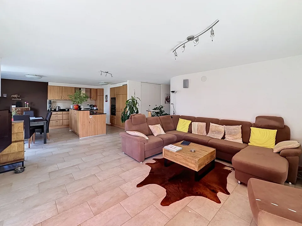 5,5-Zimmer-Wohnung in PPE, 1. Stock mit Balkon