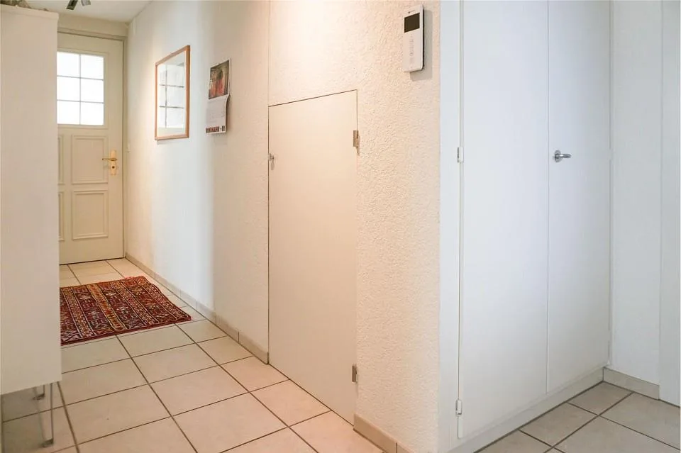 Maison polyvalente à trois familles avec jardin et options d'utilisation attrayantes