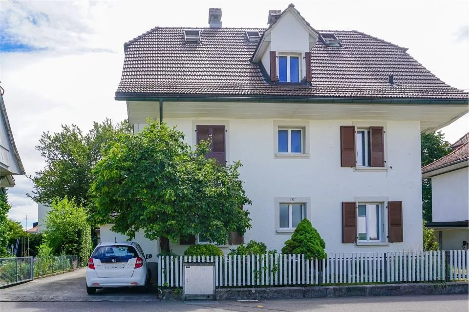 Maison polyvalente à trois familles avec jardin et options d'utilisation attrayantes