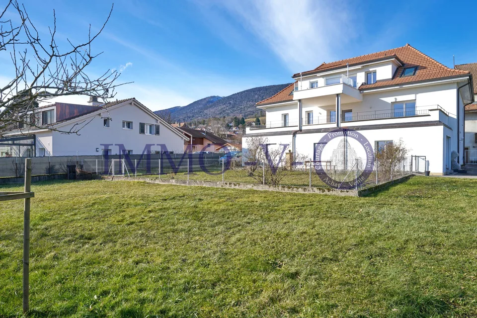 GERÄUMIG UND HELL MIT EINER GROSSEN BALKON-TERRASSE VON 60M2 UND SEEBLICK
