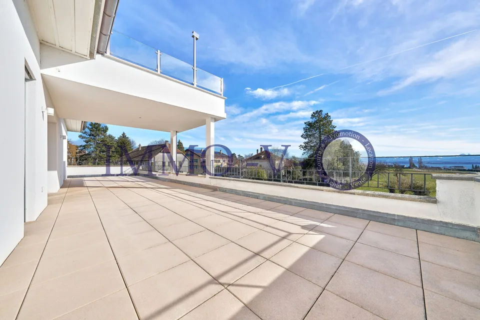 SPACIEUX ET LUMINEUX AVEC GRAND BALCON-TERRASSE DE 60M2 ET VUE LAC