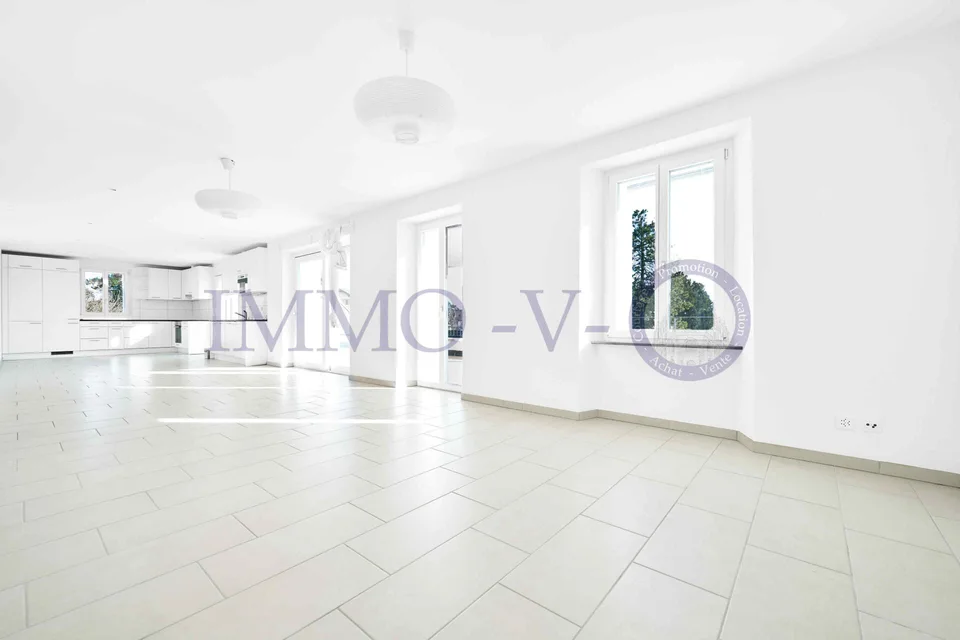 GERÄUMIG UND HELL MIT EINER GROSSEN BALKON-TERRASSE VON 60M2 UND SEEBLICK