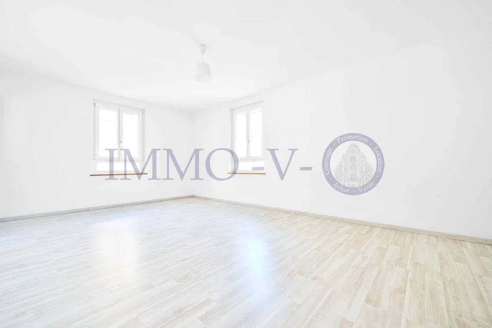 GERÄUMIG UND HELL MIT EINER GROSSEN BALKON-TERRASSE VON 60M2 UND SEEBLICK