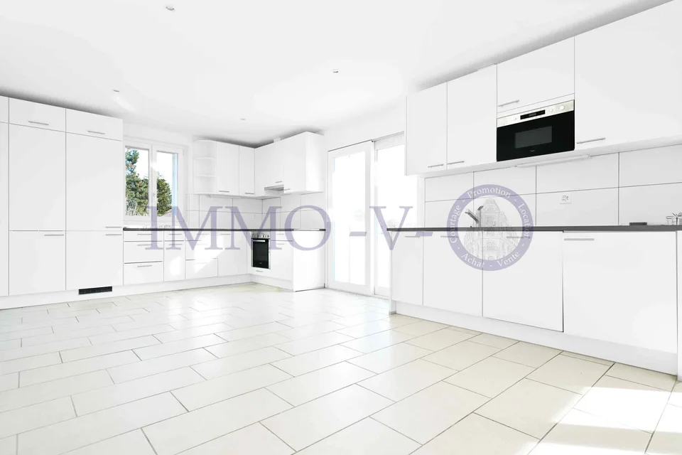 GERÄUMIG UND HELL MIT EINER GROSSEN BALKON-TERRASSE VON 60M2 UND SEEBLICK