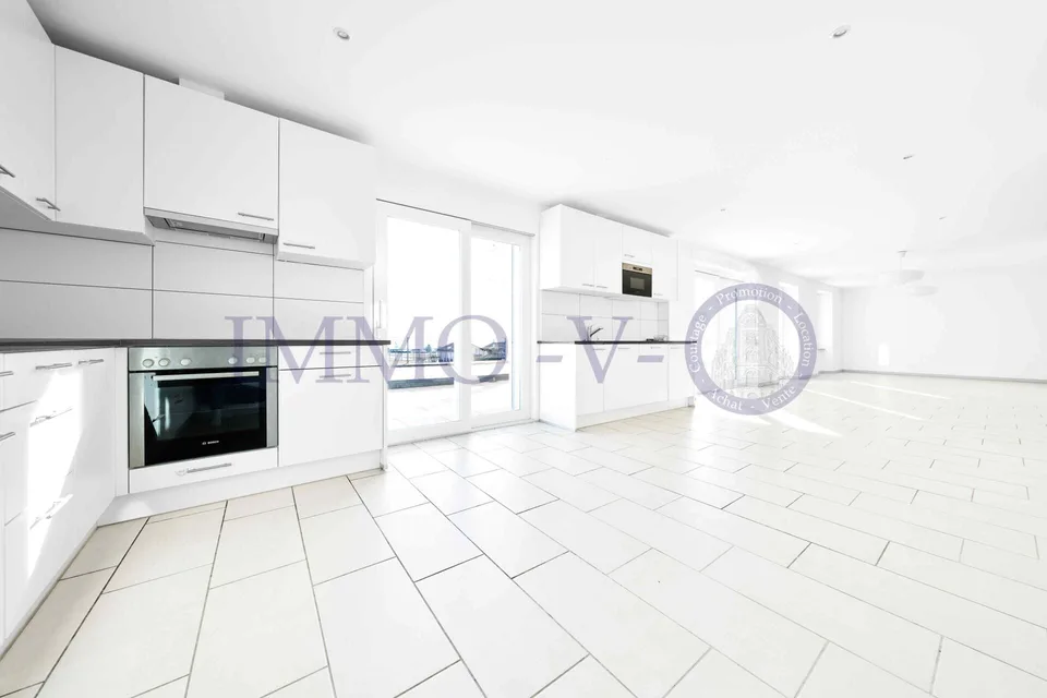 GERÄUMIG UND HELL MIT EINER GROSSEN BALKON-TERRASSE VON 60M2 UND SEEBLICK