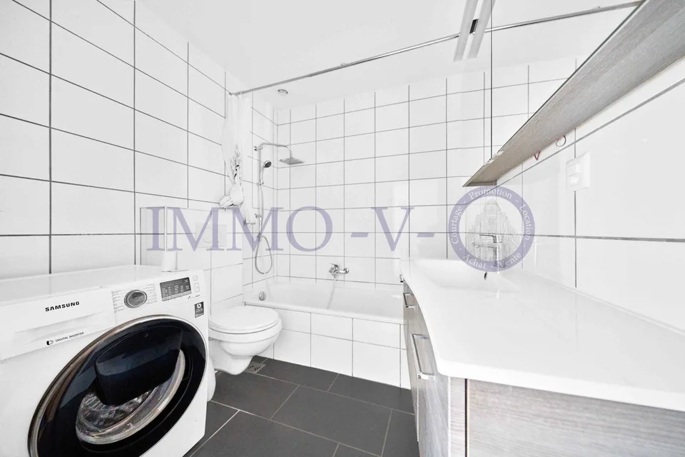 GERÄUMIG UND HELL MIT EINER GROSSEN BALKON-TERRASSE VON 60M2 UND SEEBLICK