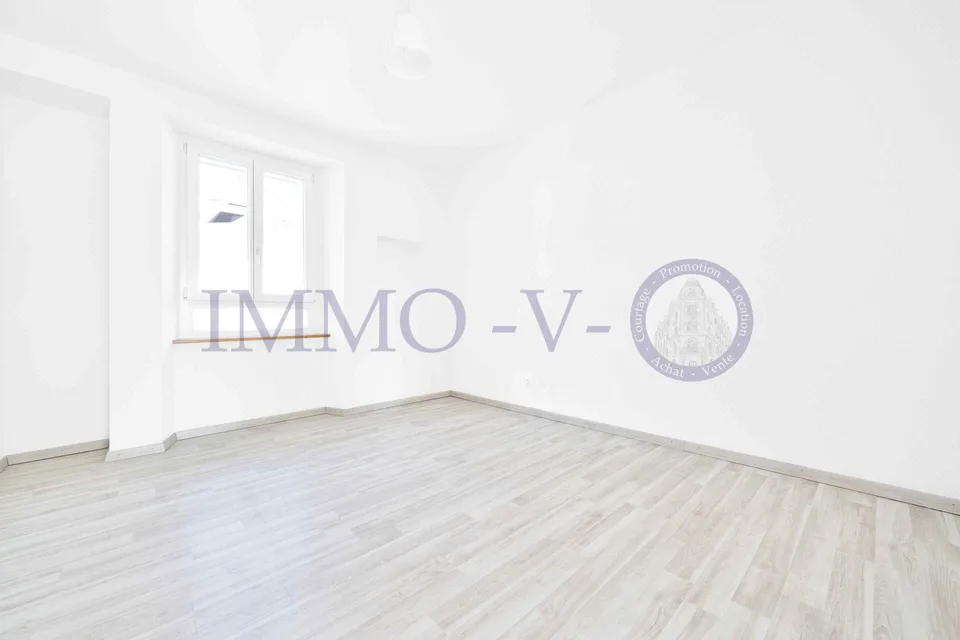 GERÄUMIG UND HELL MIT EINER GROSSEN BALKON-TERRASSE VON 60M2 UND SEEBLICK