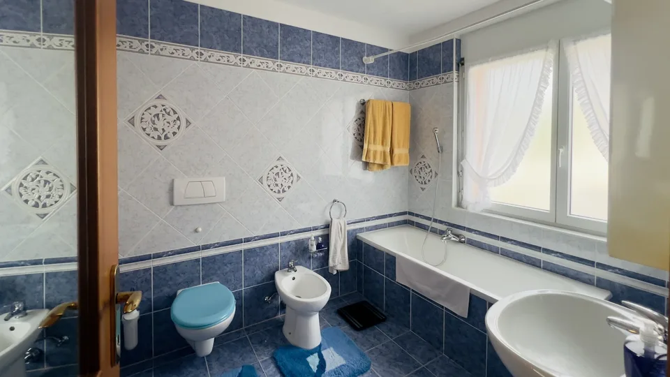 PRACHTVOLLE VILLA MIT 7,5 ZIMMERN UND PRIVATGARTEN IN MONTEGGIO