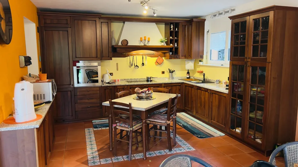 PRACHTVOLLE VILLA MIT 7,5 ZIMMERN UND PRIVATGARTEN IN MONTEGGIO