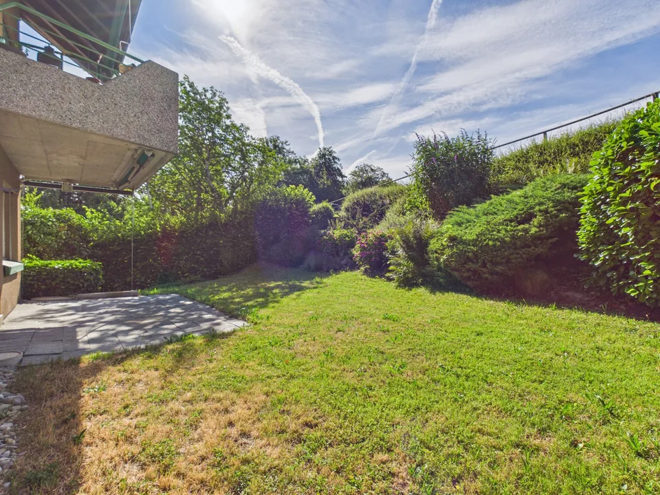 Area di giardino soleggiata, camino accogliente e cucina e bagno rinnovati di recente