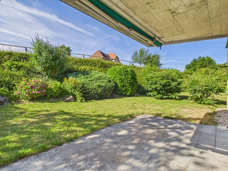 Area di giardino soleggiata, camino accogliente e cucina e bagno rinnovati di recente