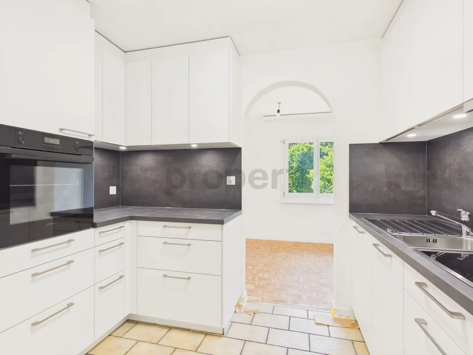 Area di giardino soleggiata, camino accogliente e cucina e bagno rinnovati di recente