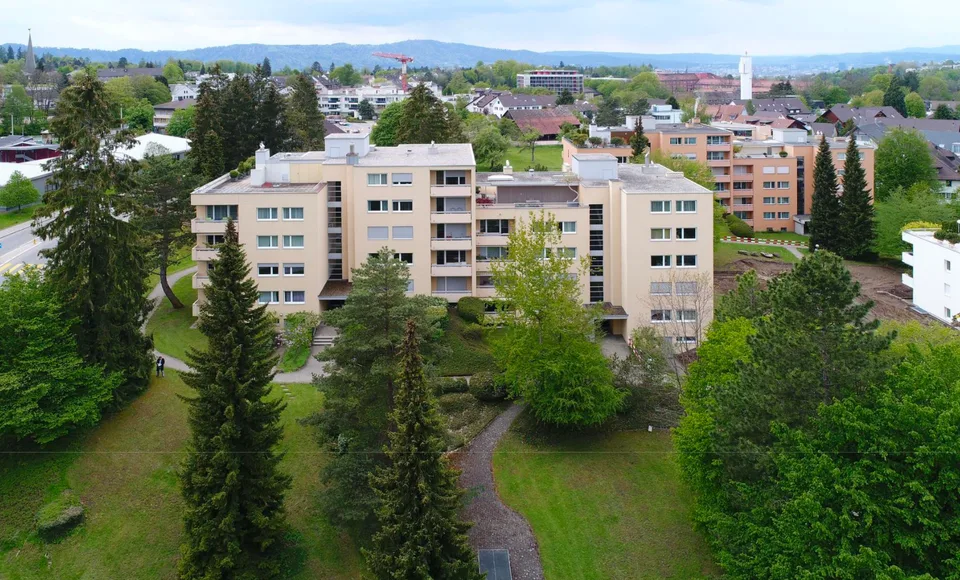 Vie familiale : Appartement rénové de 5,5 pièces dans un emplacement de choix à Zollikerberg.