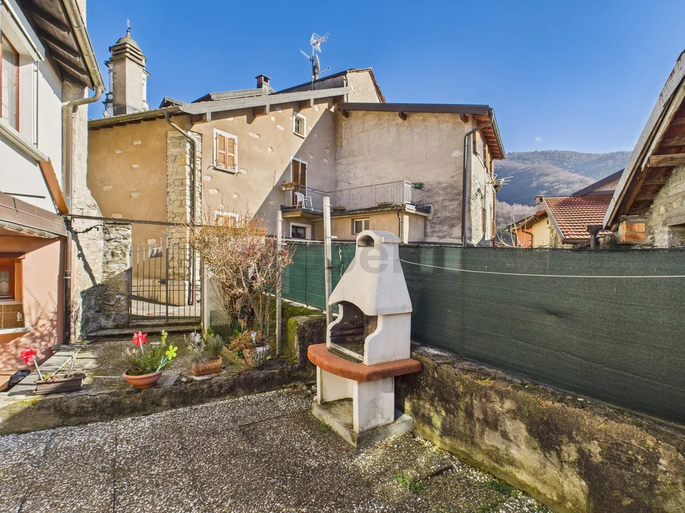 Elegantes Einfamilienhaus mit 3 Zimmern und Balkon, Breggia