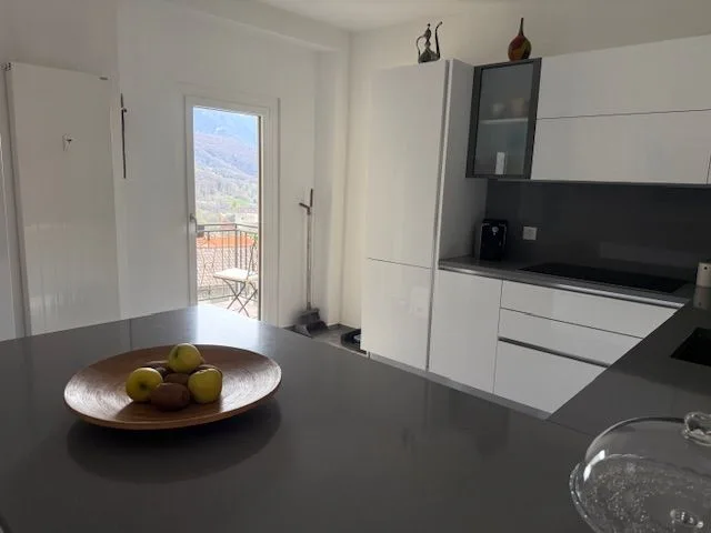 villa bifamiliare composta da due appartamenti con ingresso separato.