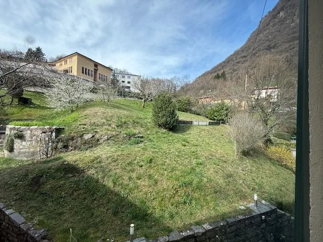 villa bifamiliare composta da due appartamenti con ingresso separato.