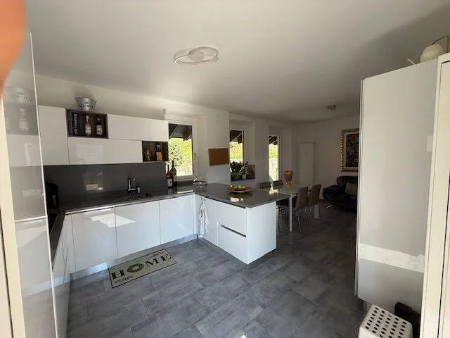 villa bifamiliare composta da due appartamenti con ingresso separato.