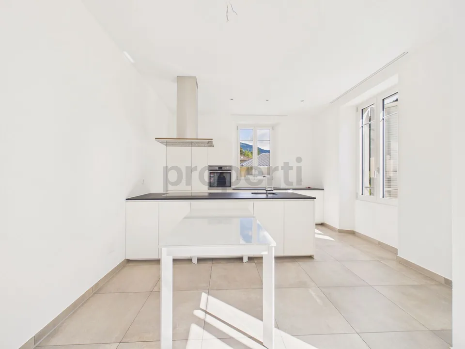 Elegantes Mehrfamilienhaus 10.5 Zimmer mit Balkon, Acquarossa