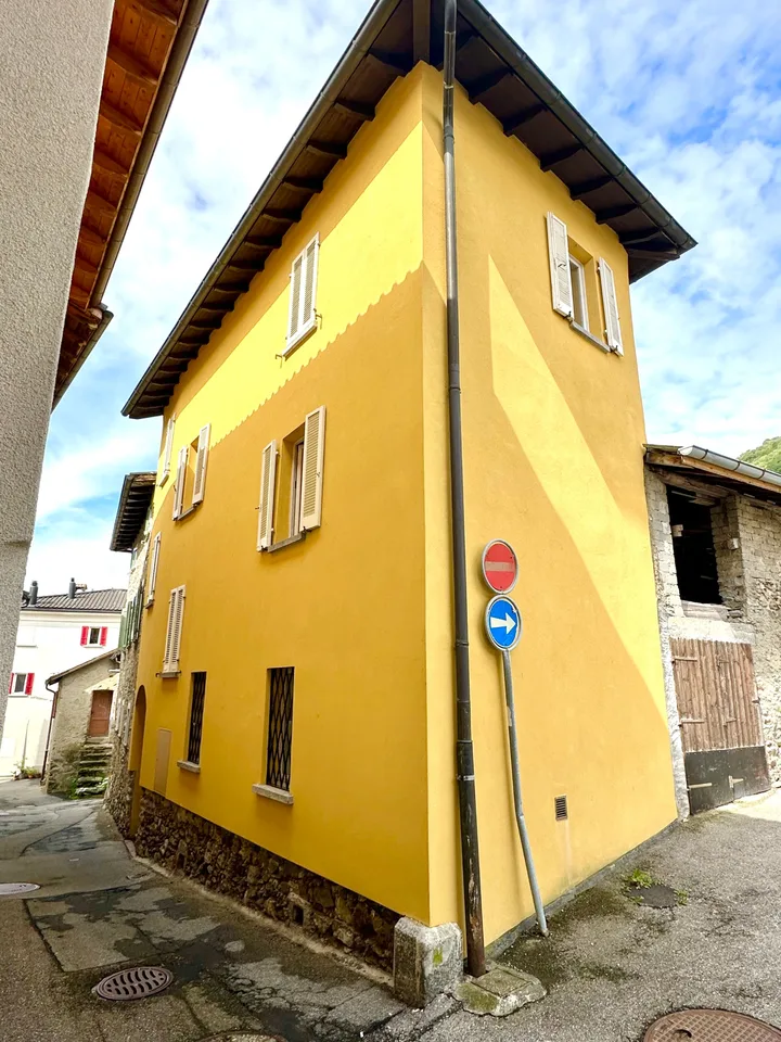 Picturesque single-family home with 3.5 rooms in Arosio