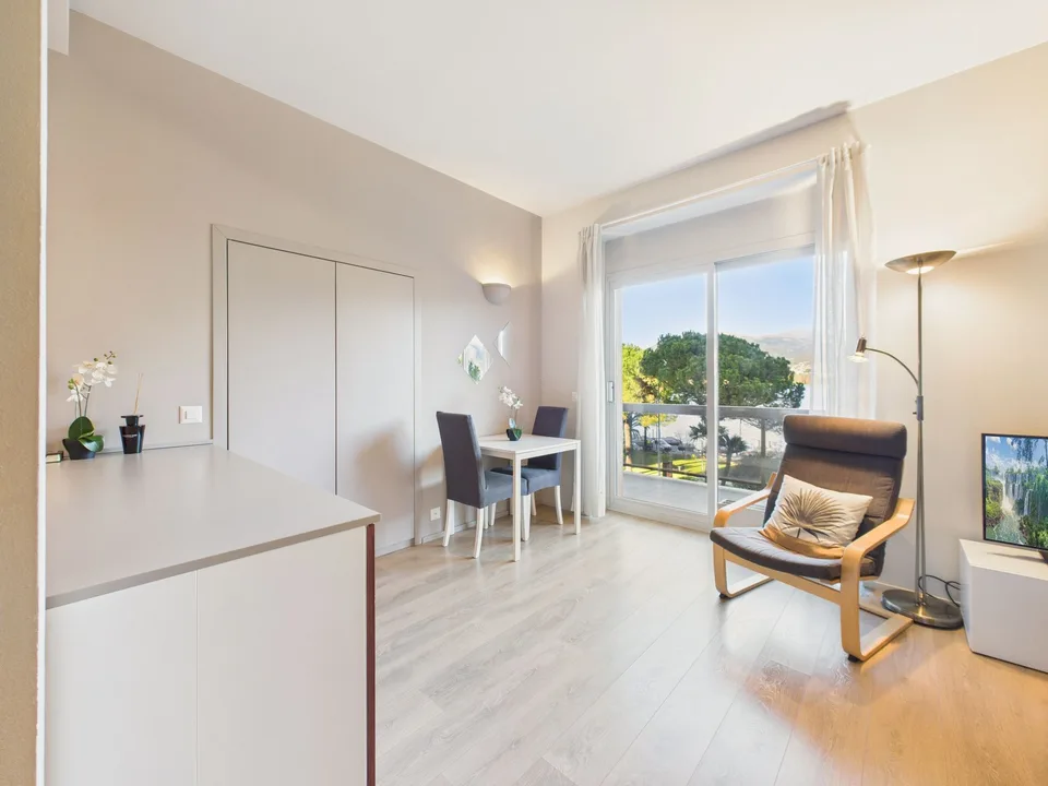 Elegante monolocale ristrutturato con vista lago a Paradiso
