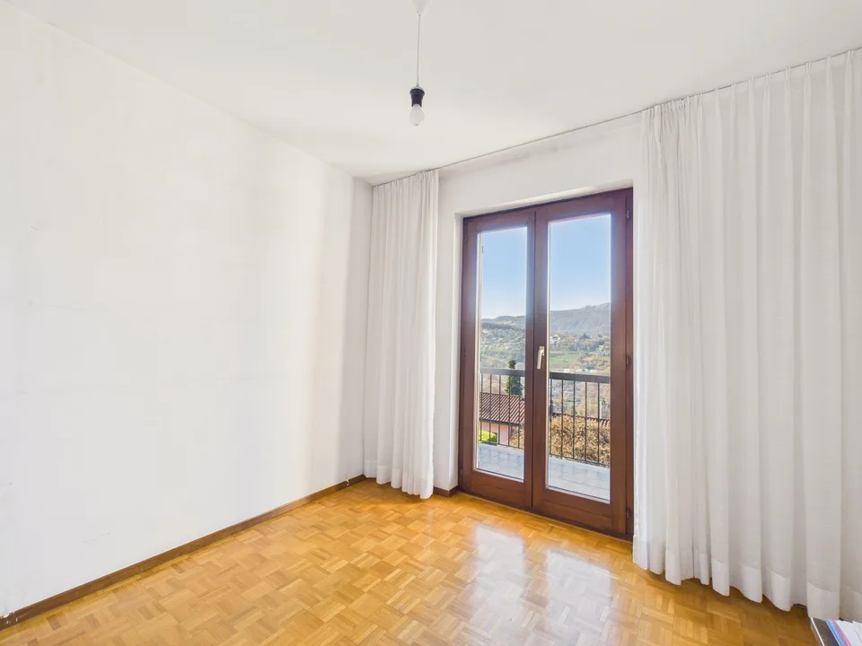 Spacious 6.5-room villa with garden in Davesco-Soragno