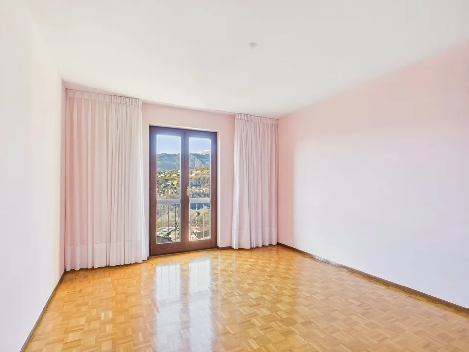 Spacious 6.5-room villa with garden in Davesco-Soragno