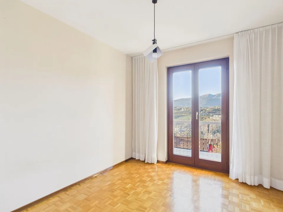 Spacious 6.5-room villa with garden in Davesco-Soragno