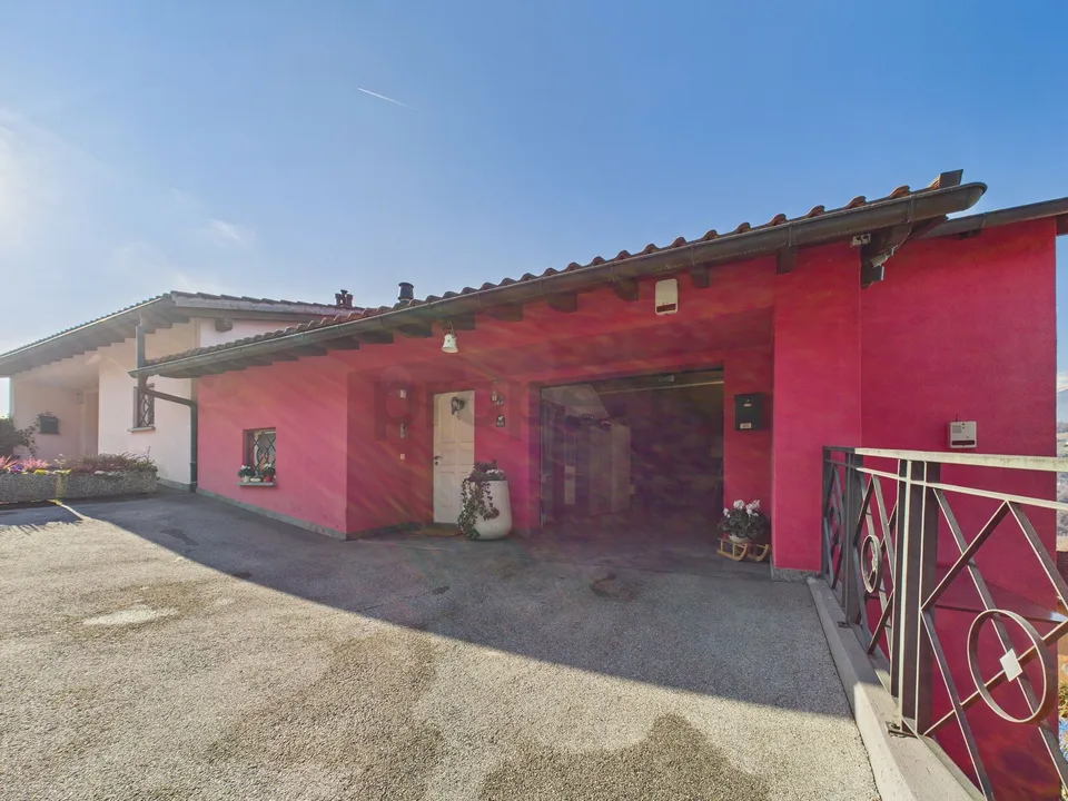 Elegantes freistehendes Haus mit 6,5 Zimmern, Garten und offener Aussicht in Davesco-Soragno