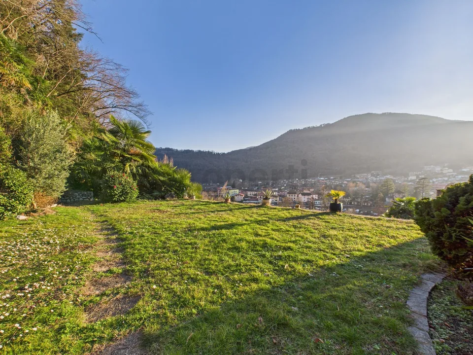 Geräumige Villa mit 5,5 Zimmern, großem Garten und offener Aussicht in Caslano