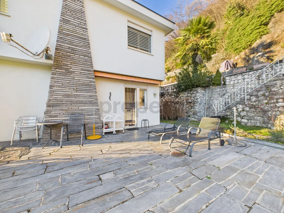 Geräumige Villa mit 5,5 Zimmern, großem Garten und offener Aussicht in Caslano