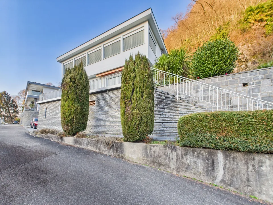 Spaziosa villa 5.5 locali con ampio giardino e vista aperta a Caslano