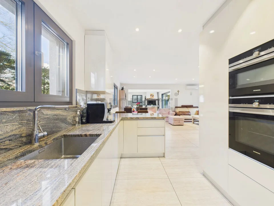 Moderne unabhängige Villa mit 8 Zimmern und großzügigem Parkplatz, Cadempino