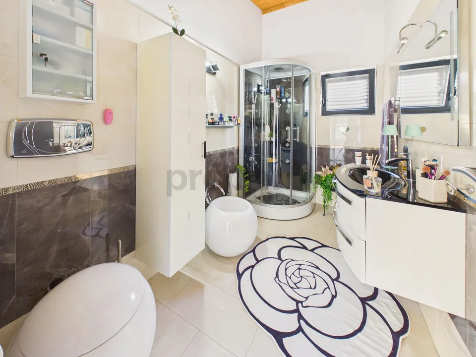 Elegantes Einfamilienhaus mit 5,5 Zimmern und Patio in Lodrino - Riviera