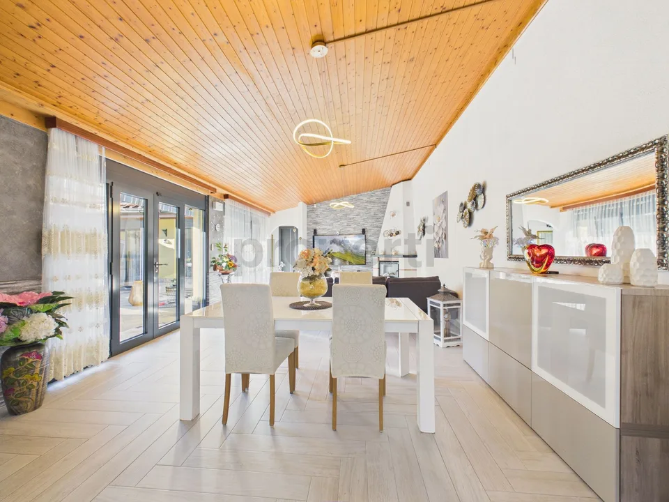 Elegantes Einfamilienhaus mit 5,5 Zimmern und Patio in Lodrino - Riviera