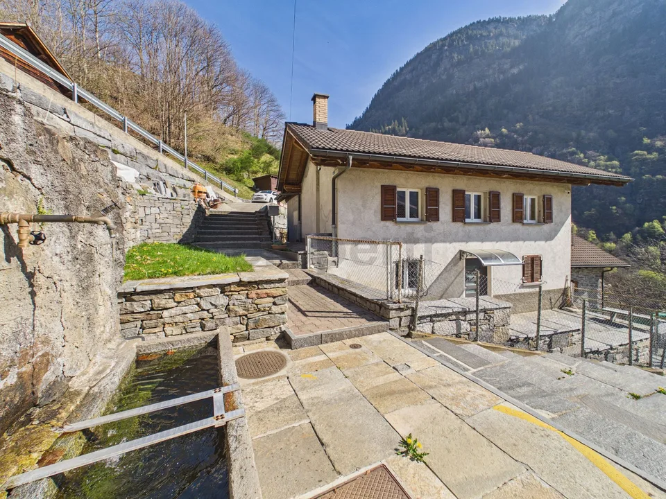 Casa unifamiliare con torba, giardino,vista panoramica RESIDENZA PRIMARIA E SECONDARIA IN VAL CALANCA