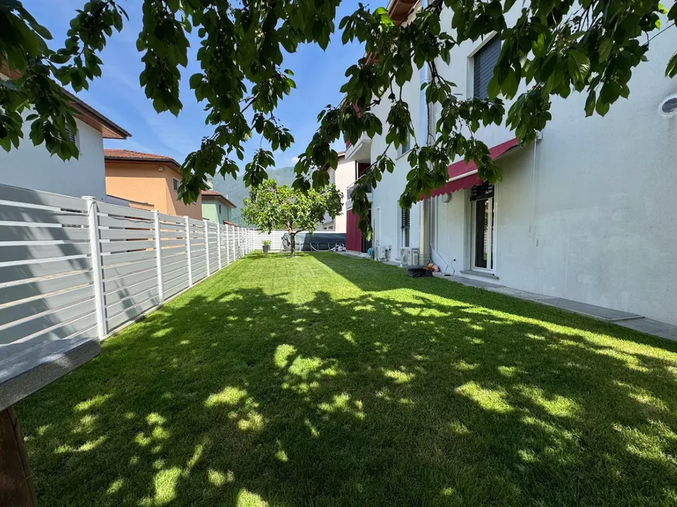 Grand jardin privé, piscine à usage exclusif et confort moderne au rez-de-chaussée