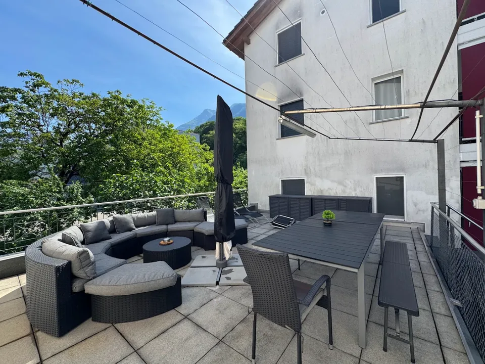 Grand jardin privé, piscine à usage exclusif et confort moderne au rez-de-chaussée