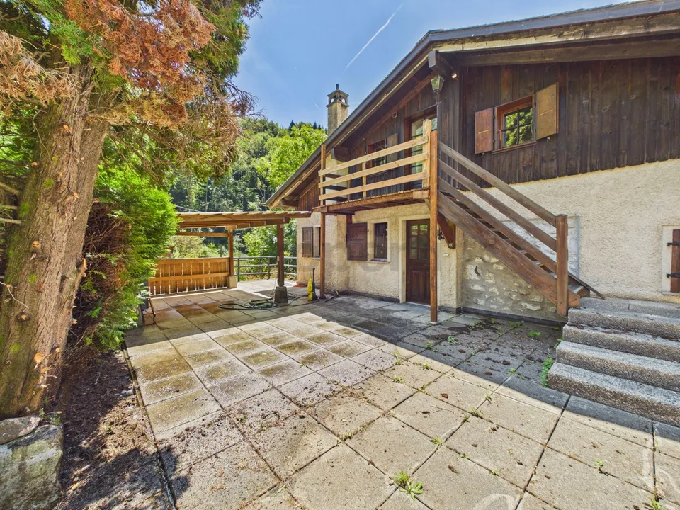 Maison villageoise de 3 appartements (2x 3.5 pces et 1x 2.5 pces) au calme absolu