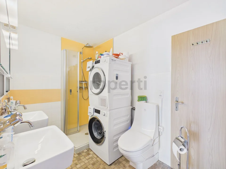 Vivere accogliente con bel balcone, vista mozzafiato e incluso un locale hobby