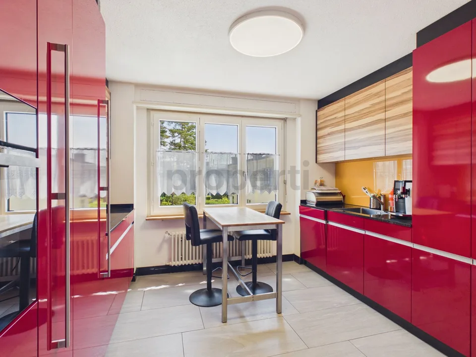 Vivere accogliente con bel balcone, vista mozzafiato e incluso un locale hobby