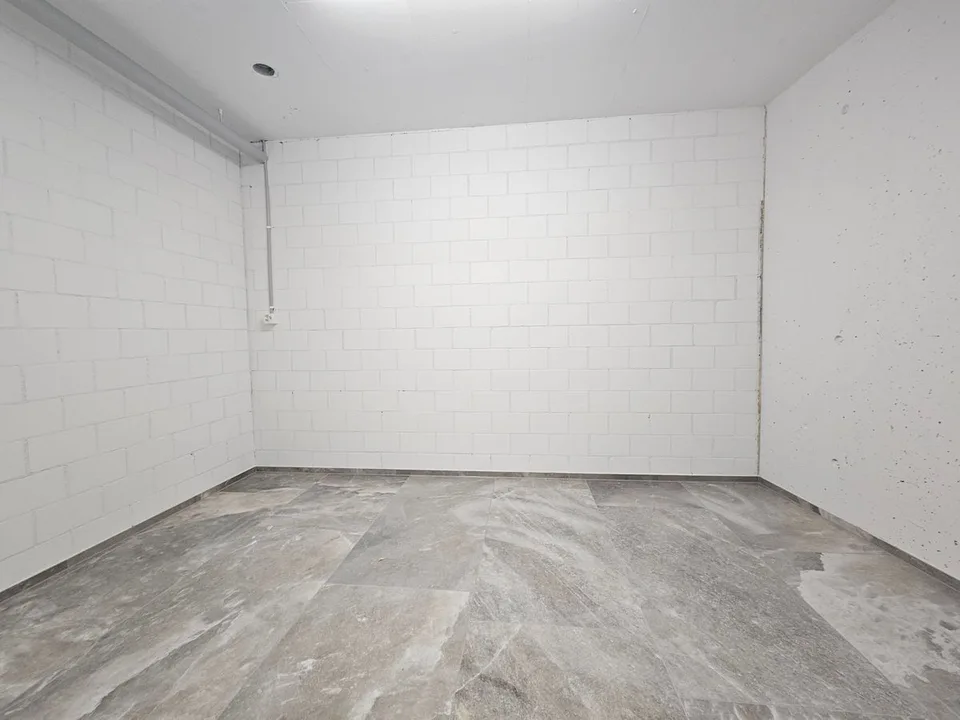 NEUBAU AN TOPLAGE MIT GROSSZÜGIGEM SITZPLATZ (40 M²) SOWIE EIGENER WASCHKÜCHE UND KELLER (17,4 M²). DIE WOHNUNG KANN AUF WUNSCH AUCH MÖBLIERT GEMIETET WERDEN.