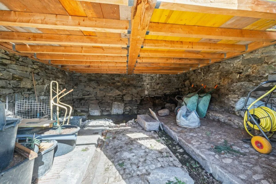 Insieme ticinese con 8'475 m2 di terreno
