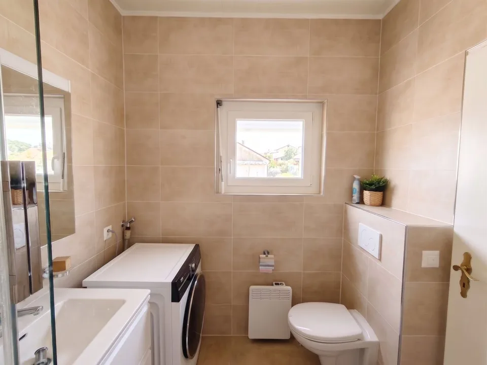 4.5-room duplex on the upper ground floor and top floor - spacious, quiet, and green