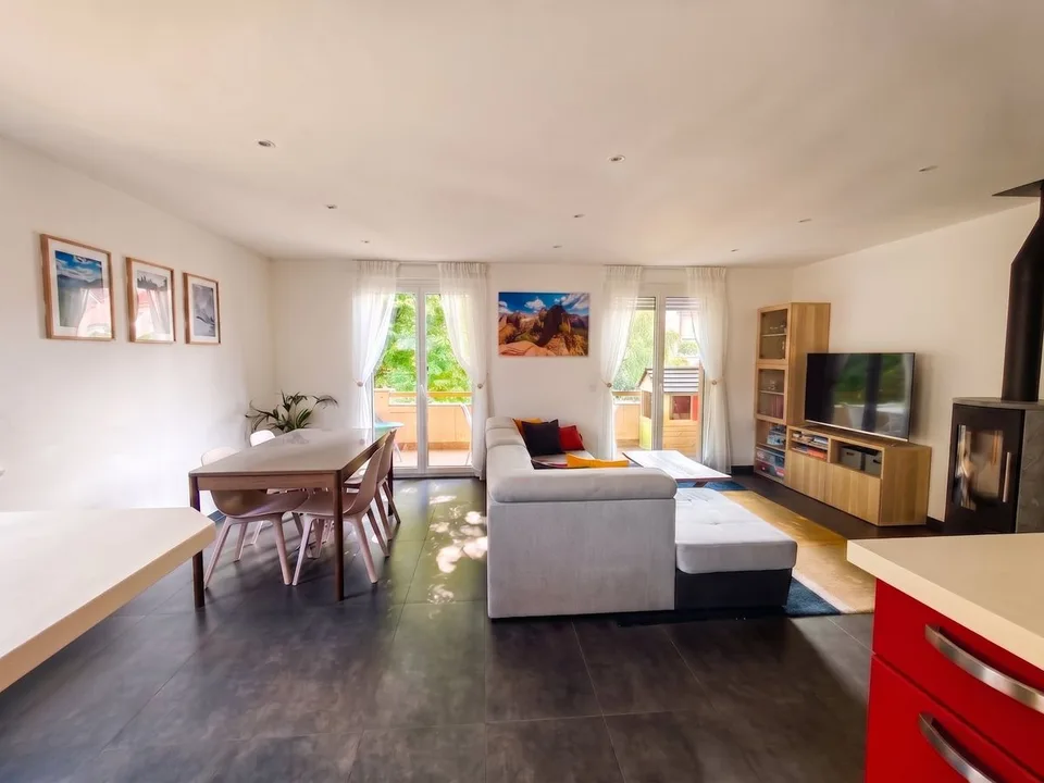 4.5-room duplex on the upper ground floor and top floor - spacious, quiet, and green